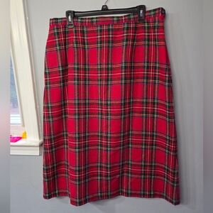 The Tog Shop Women's Pleated Red/Black Lined Tartan Plaid Skirt 20 Button/Zipper